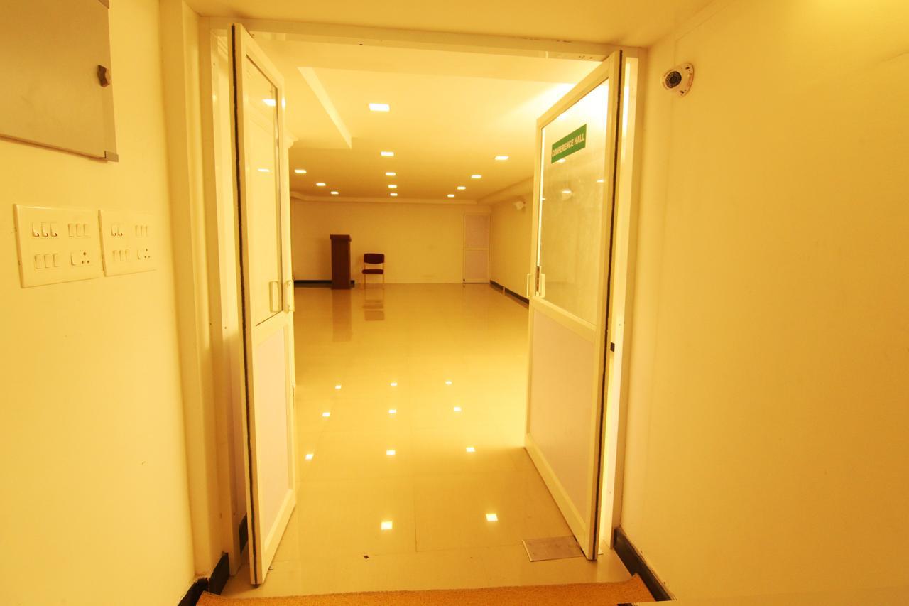 Oyo 18604 Puthens Capitol Inn Kochi エクステリア 写真