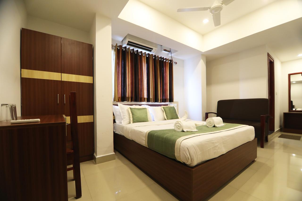 Oyo 18604 Puthens Capitol Inn Kochi エクステリア 写真