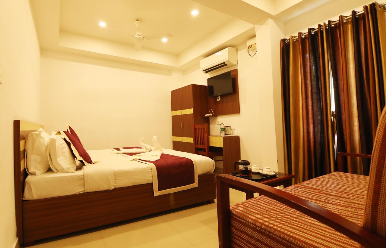 Oyo 18604 Puthens Capitol Inn Kochi エクステリア 写真