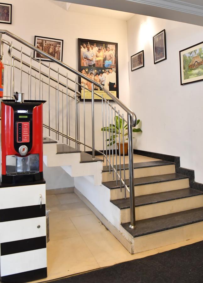 Oyo 18604 Puthens Capitol Inn Kochi エクステリア 写真