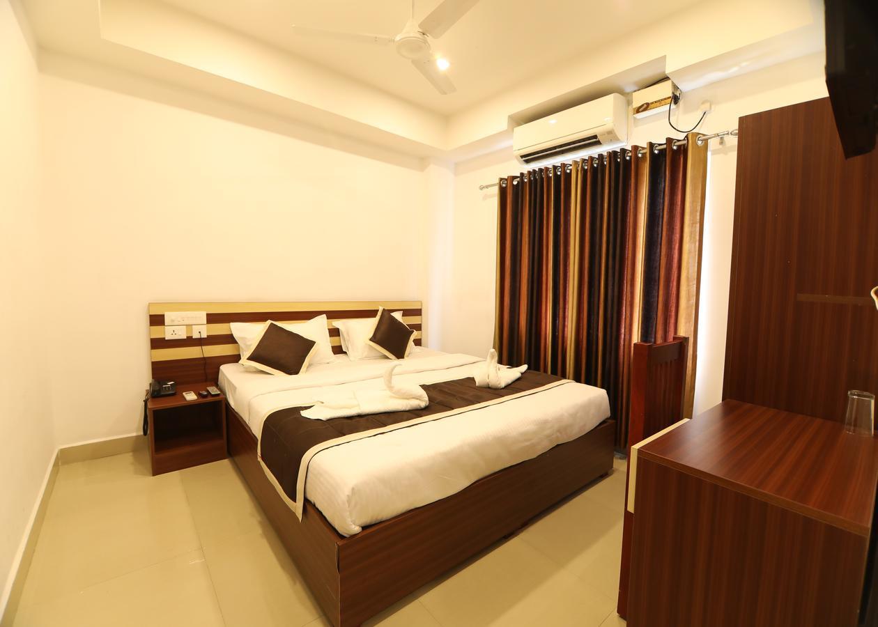 Oyo 18604 Puthens Capitol Inn Kochi エクステリア 写真