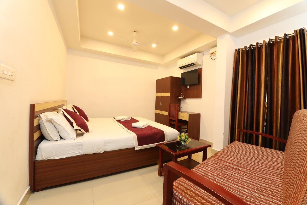 Oyo 18604 Puthens Capitol Inn Kochi エクステリア 写真