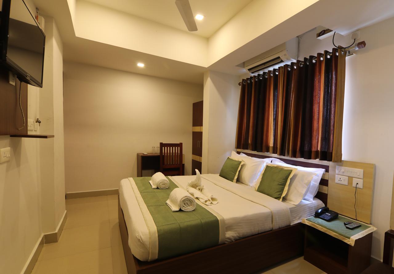 Oyo 18604 Puthens Capitol Inn Kochi エクステリア 写真