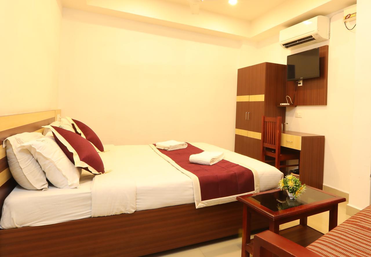 Oyo 18604 Puthens Capitol Inn Kochi エクステリア 写真