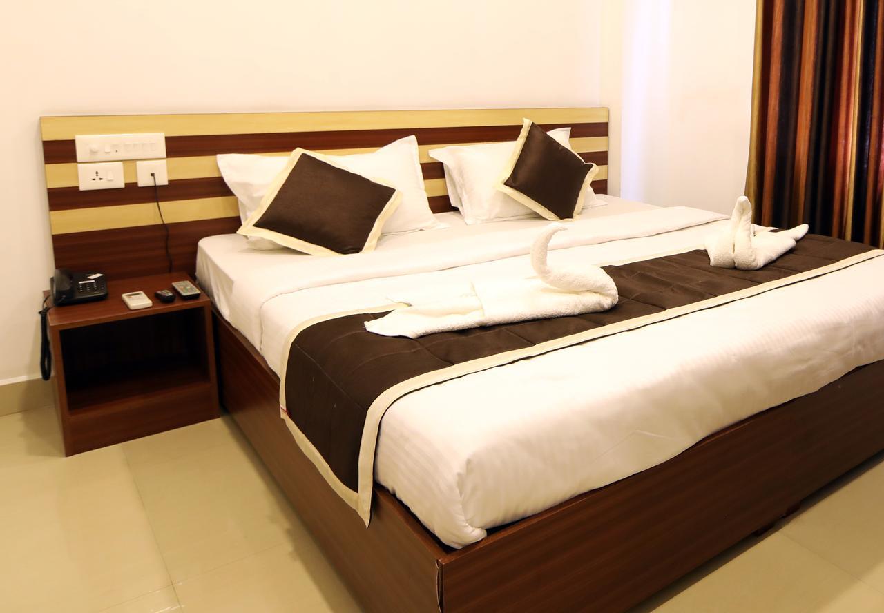 Oyo 18604 Puthens Capitol Inn Kochi エクステリア 写真