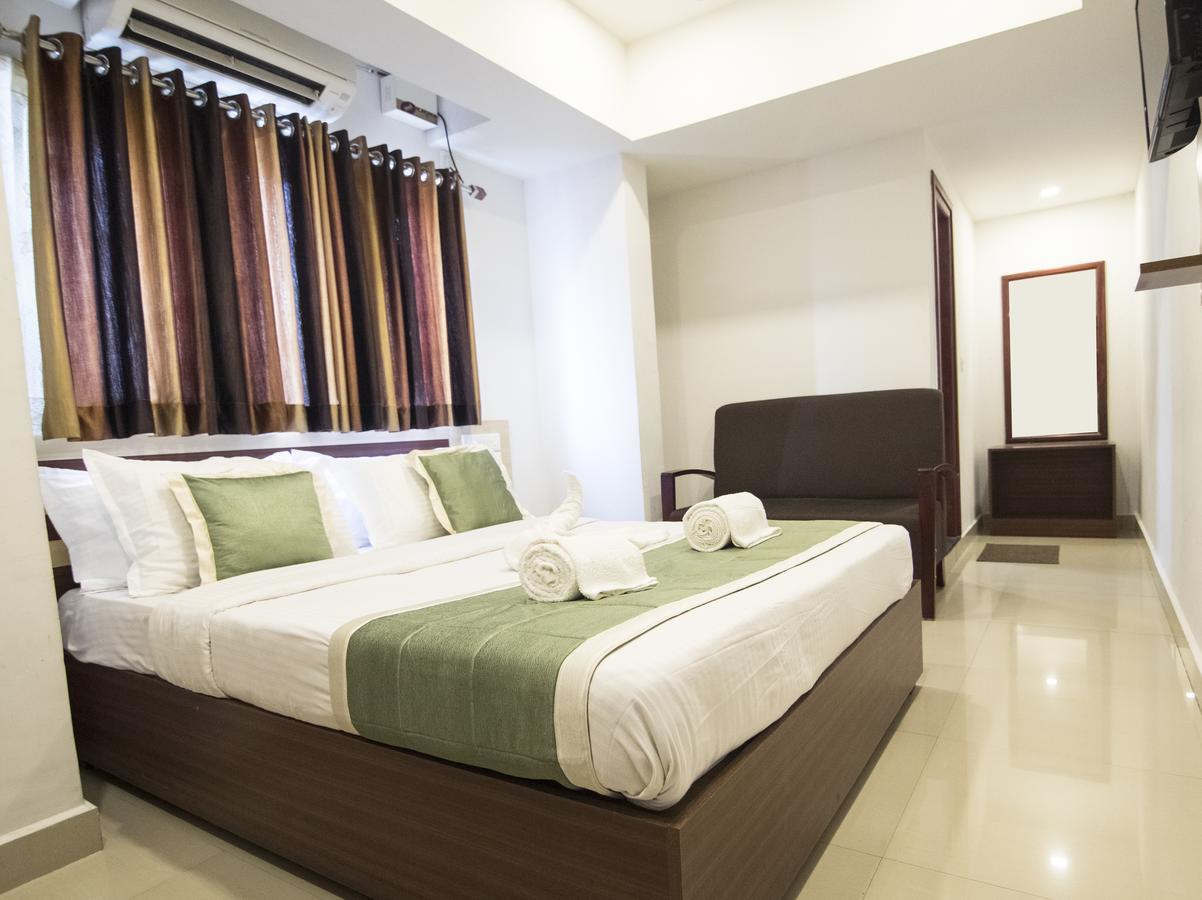Oyo 18604 Puthens Capitol Inn Kochi エクステリア 写真