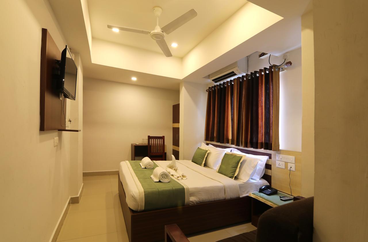 Oyo 18604 Puthens Capitol Inn Kochi エクステリア 写真