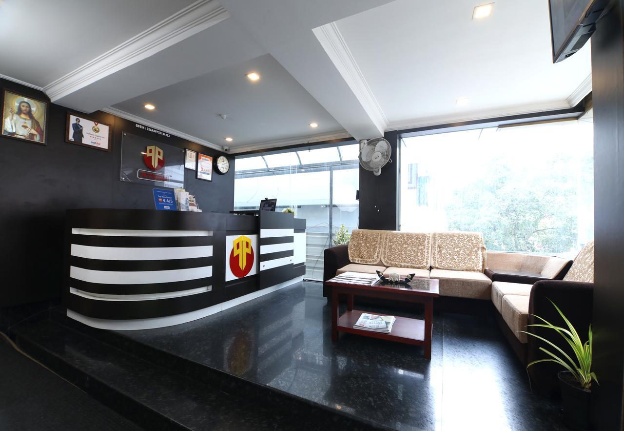 Oyo 18604 Puthens Capitol Inn Kochi エクステリア 写真