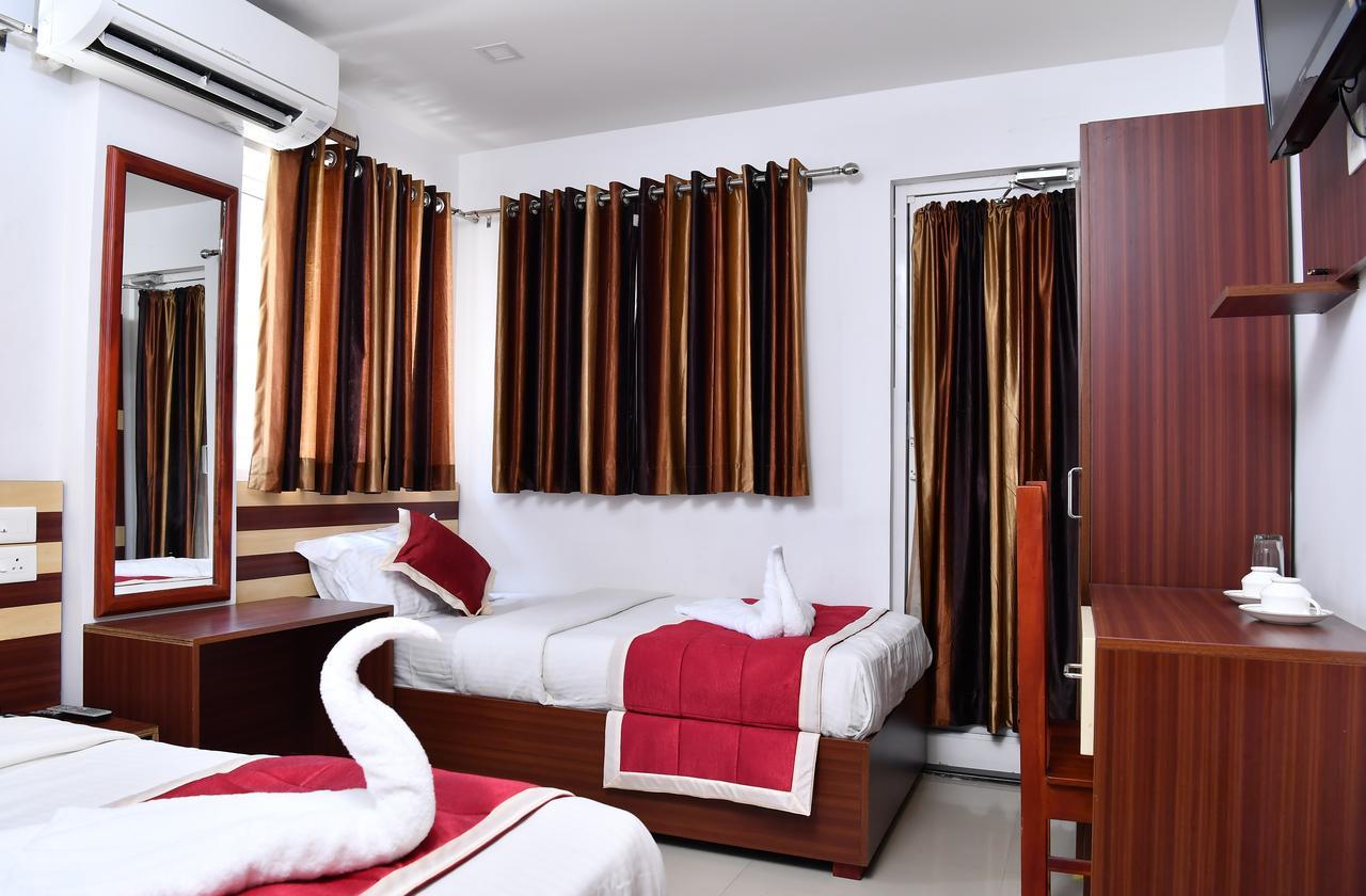 Oyo 18604 Puthens Capitol Inn Kochi エクステリア 写真