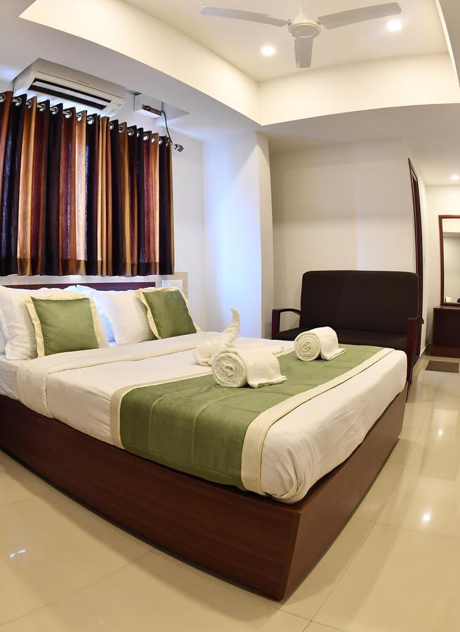 Oyo 18604 Puthens Capitol Inn Kochi エクステリア 写真