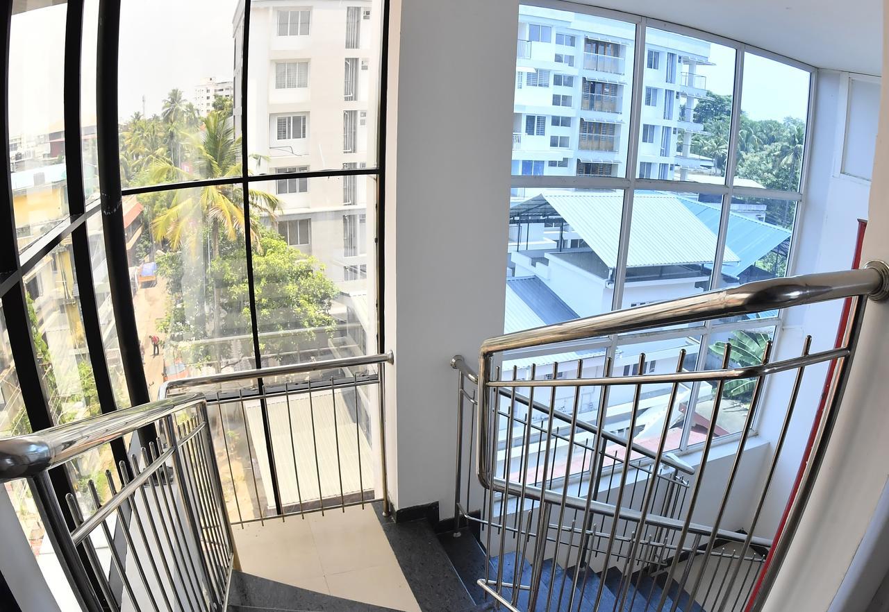 Oyo 18604 Puthens Capitol Inn Kochi エクステリア 写真