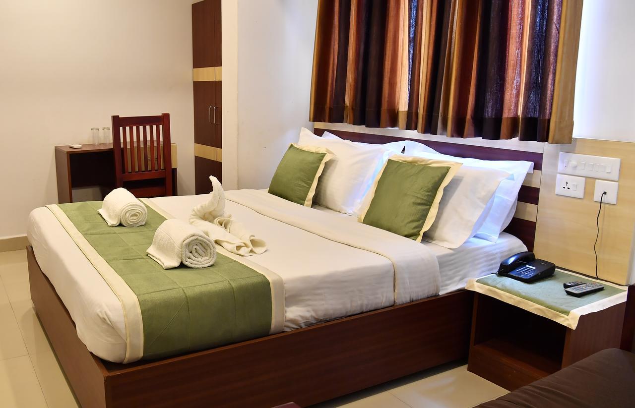 Oyo 18604 Puthens Capitol Inn Kochi エクステリア 写真