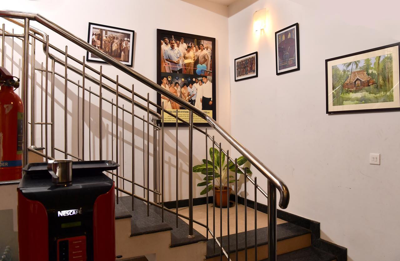 Oyo 18604 Puthens Capitol Inn Kochi エクステリア 写真