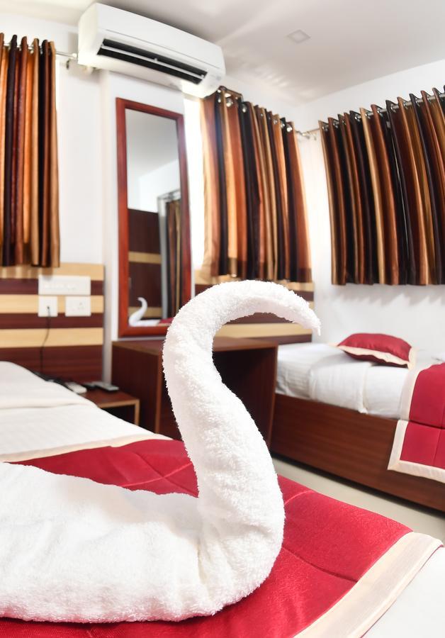 Oyo 18604 Puthens Capitol Inn Kochi エクステリア 写真