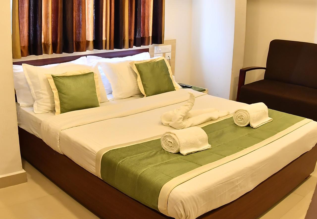 Oyo 18604 Puthens Capitol Inn Kochi エクステリア 写真