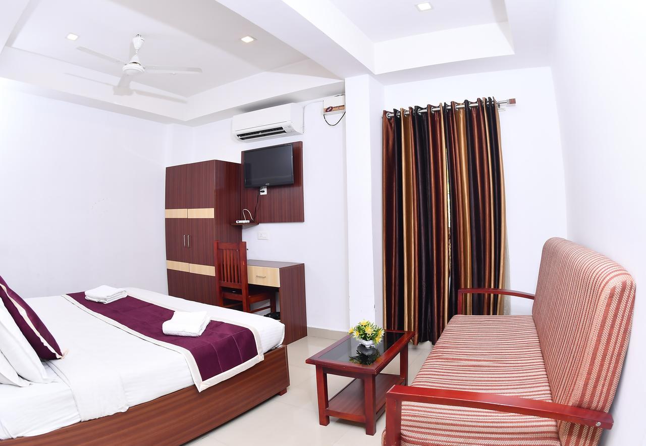 Oyo 18604 Puthens Capitol Inn Kochi エクステリア 写真