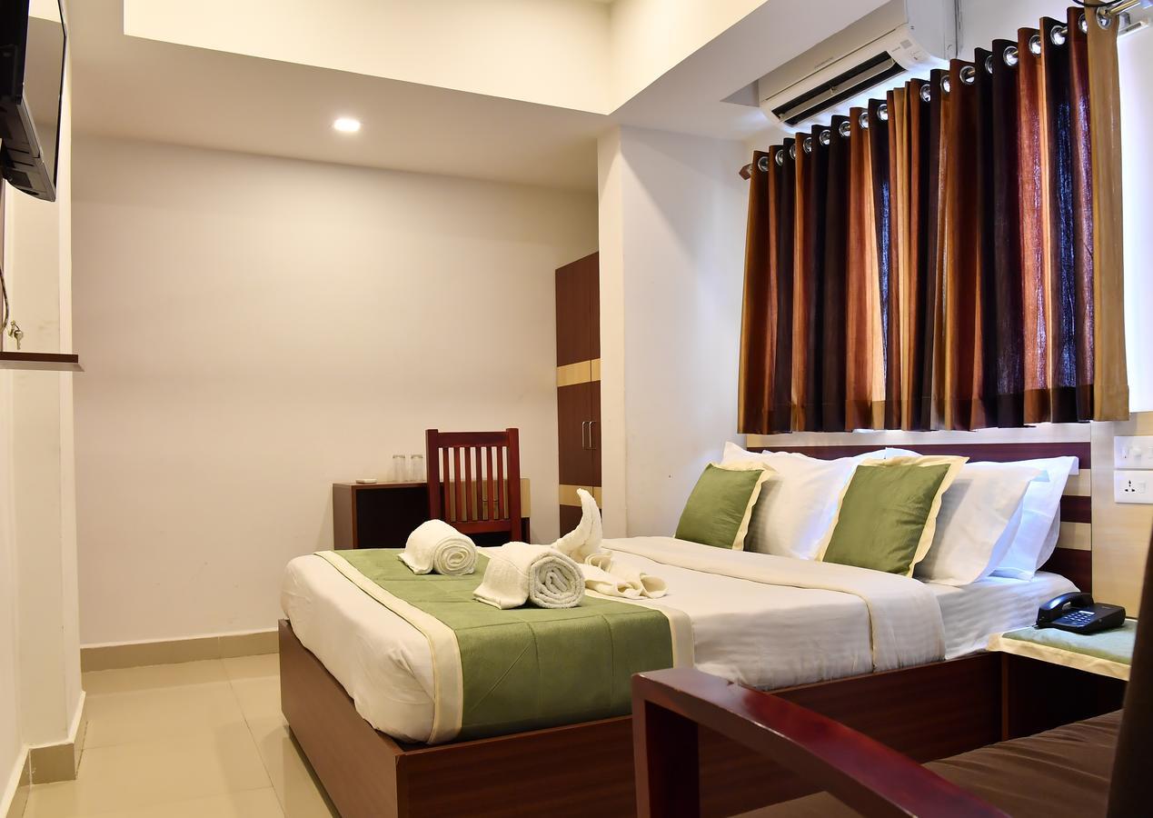 Oyo 18604 Puthens Capitol Inn Kochi エクステリア 写真