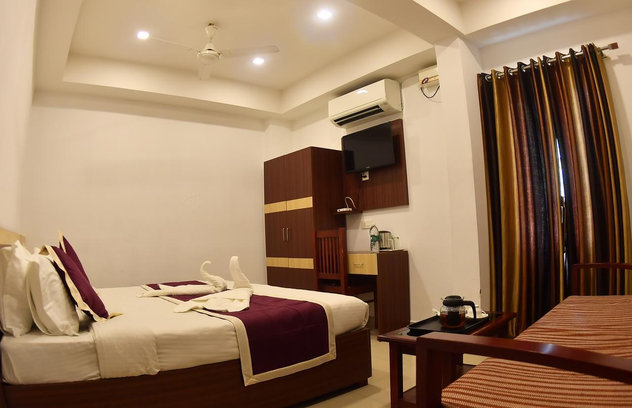 Oyo 18604 Puthens Capitol Inn Kochi エクステリア 写真