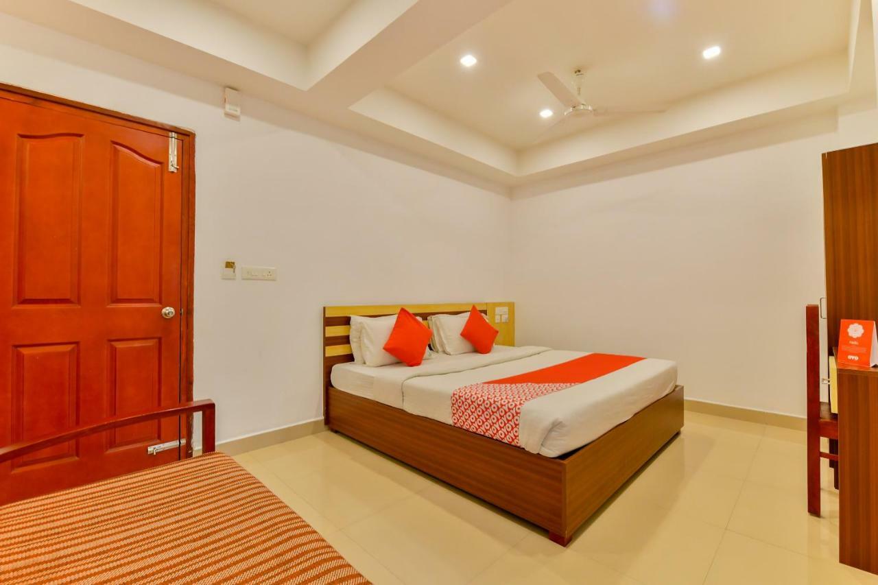 Oyo 18604 Puthens Capitol Inn Kochi エクステリア 写真