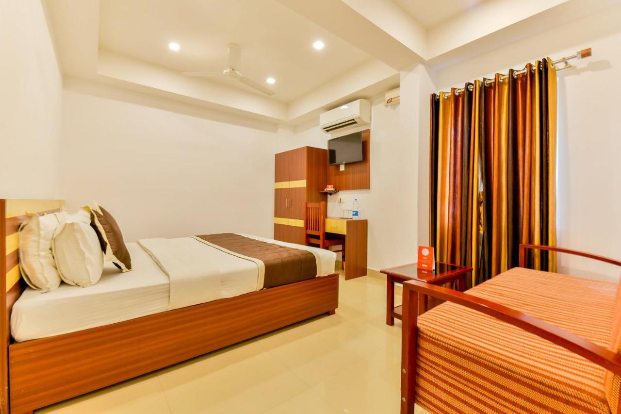 Oyo 18604 Puthens Capitol Inn Kochi エクステリア 写真